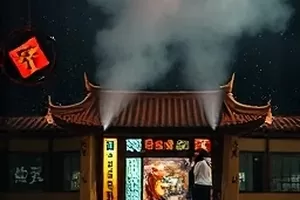 《纸飞机航线》窗边折纸与天空封面画面